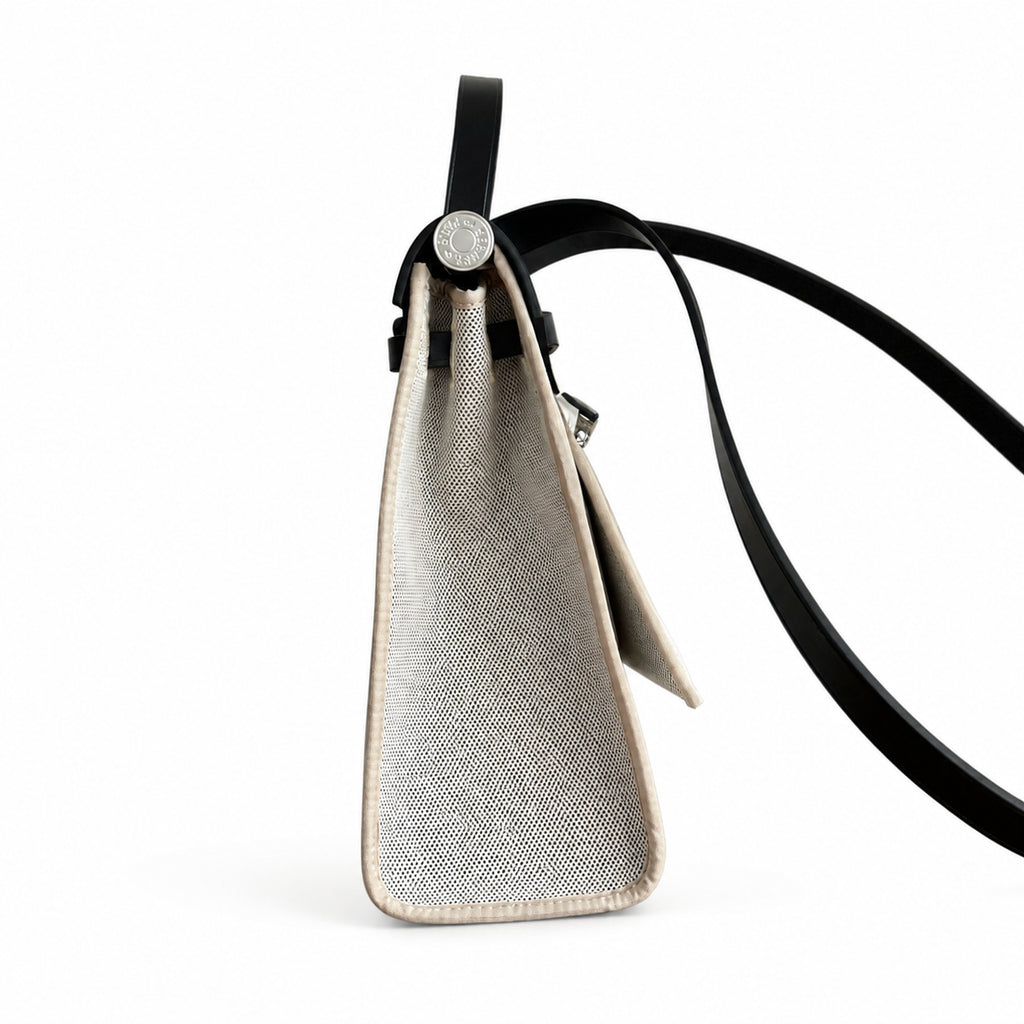 Hermers' popular herbag 31cm is designed to be inspired by saddle bags. The body of the bag is made of canvas and has outer seams. The shoulder straps and handbags are made of leather and look similar