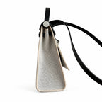 Hermers' popular herbag 31cm is designed to be inspired by saddle bags. The body of the bag is made of canvas and has outer seams. The shoulder straps and handbags are made of leather and look similar