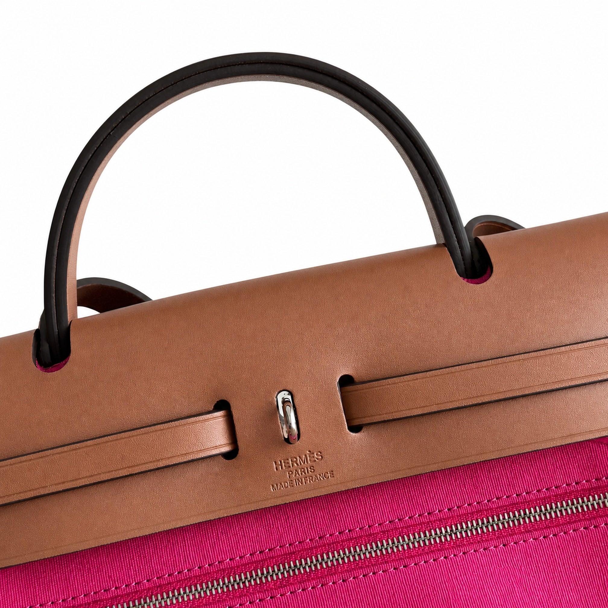 Hermers' popular herbag 31cm is designed to be inspired by saddle bags. The body of the bag is made of canvas, and the outer seams, shoulder straps and handbags are made of leather. The appearance is