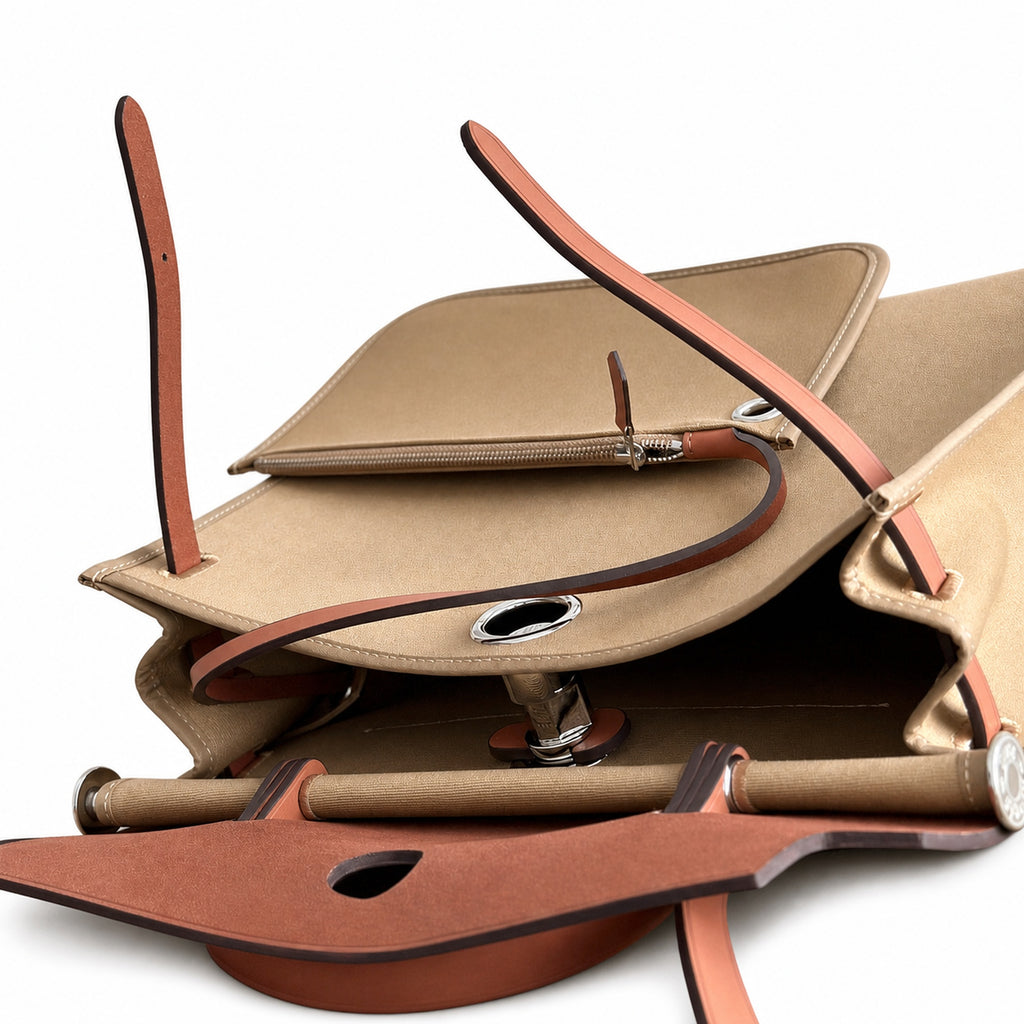 Hermers' popular herbag 31cm is designed to be inspired by saddle bags. The body of the bag is made of canvas, and the outer seams, shoulder straps and handbags are made of leather. The appearance is