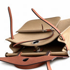 Hermers' popular herbag 31cm is designed to be inspired by saddle bags. The body of the bag is made of canvas, and the outer seams, shoulder straps and handbags are made of leather. The appearance is