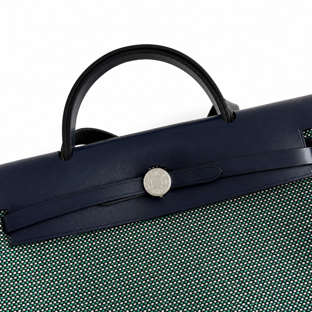 Hermers' popular herbag 31cm is designed to be inspired by saddle bags. The body of the bag is made of canvas, and the inseam, shoulder straps and handle are made of leather. The appearance is very si