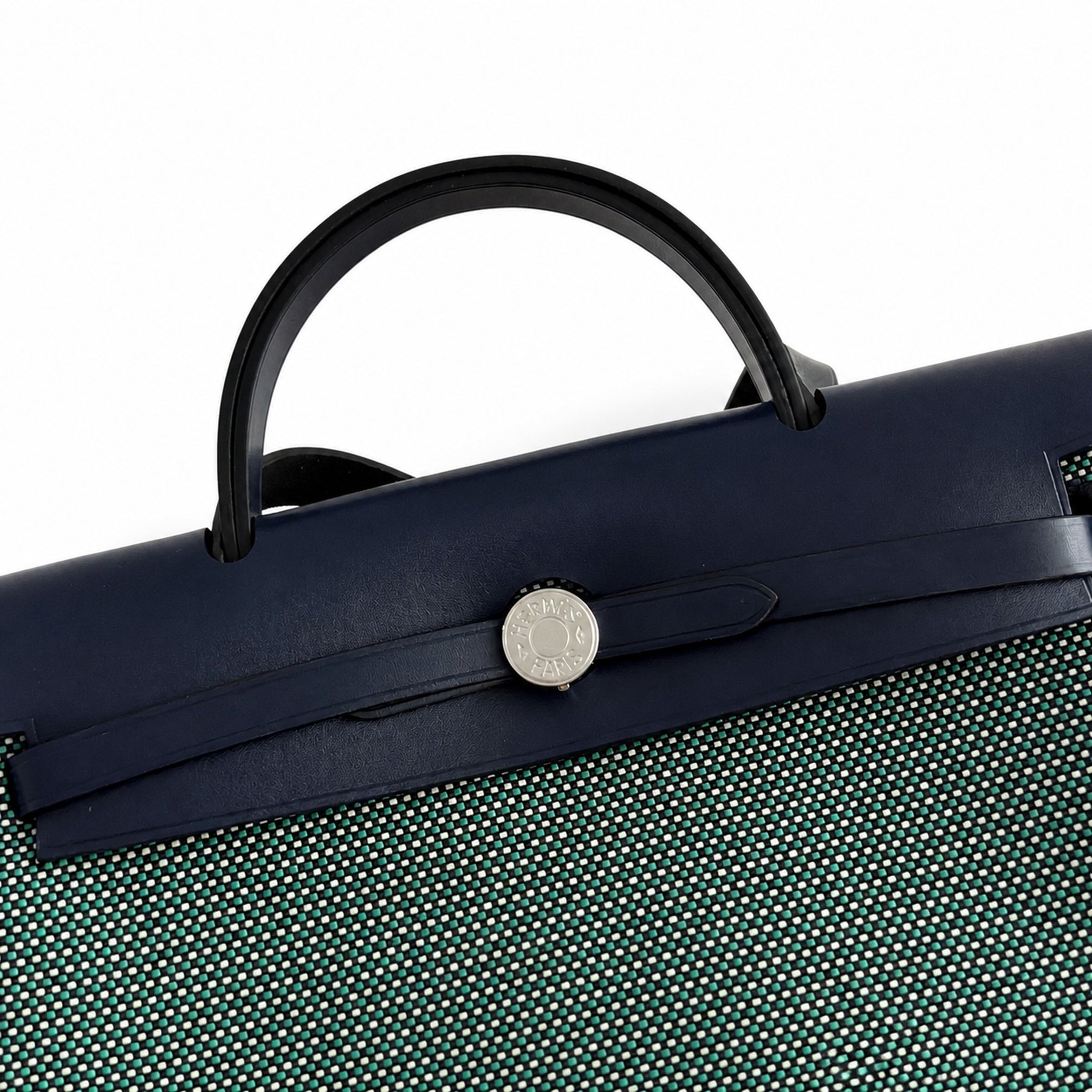 Hermers' popular herbag 31cm is designed to be inspired by saddle bags. The body of the bag is made of canvas, and the inseam, shoulder straps and handle are made of leather. The appearance is very si