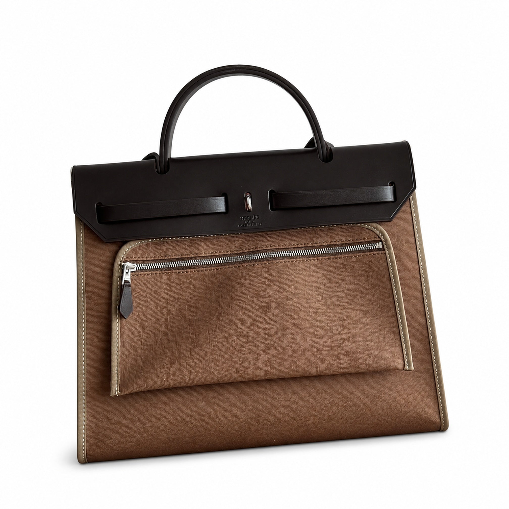Hermers' popular herbag 31cm is designed to be inspired by saddle bags. The body of the bag is made of canvas, and the outer seams, shoulder straps and handbags are made of leather. The appearance is