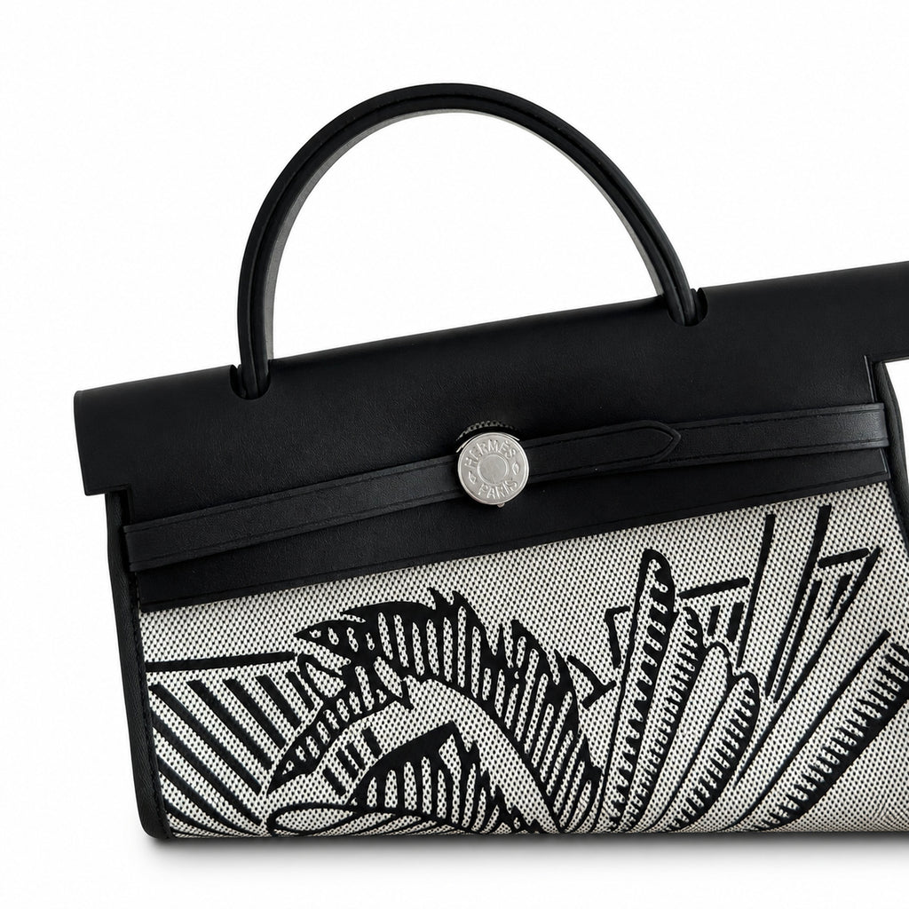 Hermers' popular herbag 31cm is designed to be inspired by saddle bags. The body of the bag is made of canvas, and the inseam, shoulder straps and handle are made of leather. The appearance is very si