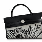 Hermers' popular herbag 31cm is designed to be inspired by saddle bags. The body of the bag is made of canvas, and the inseam, shoulder straps and handle are made of leather. The appearance is very si