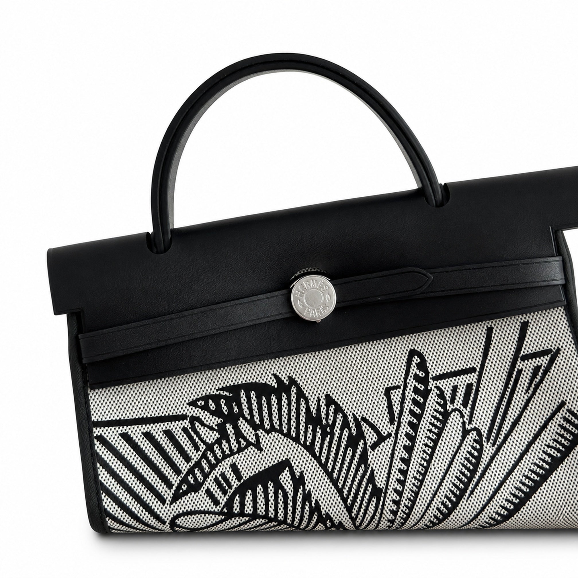 Hermers' popular herbag 31cm is designed to be inspired by saddle bags. The body of the bag is made of canvas, and the inseam, shoulder straps and handle are made of leather. The appearance is very si