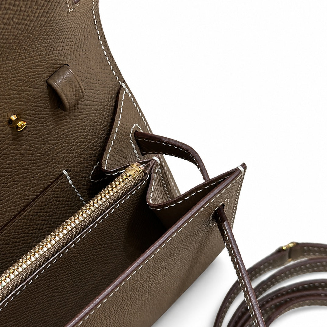 Style: Kelly to go Color: ck18/etoupe Size: 19*11.5*1.5cm Leather: epsom From France Hardware: gold Kelly shoulder crossbody bag, elephant gray, cowhide, gold buckle, high-end handmade exclusive custo