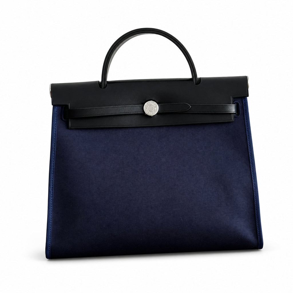 Hermers' popular herbag 31cm is designed to be inspired by saddle bags. The body of the bag is made of canvas, and the outer seams, shoulder straps and handbags are made of leather. The appearance is