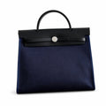Hermers' popular herbag 31cm is designed to be inspired by saddle bags. The body of the bag is made of canvas, and the outer seams, shoulder straps and handbags are made of leather. The appearance is