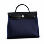 Hermers' popular herbag 31cm is designed to be inspired by saddle bags. The body of the bag is made of canvas, and the outer seams, shoulder straps and handbags are made of leather. The appearance is