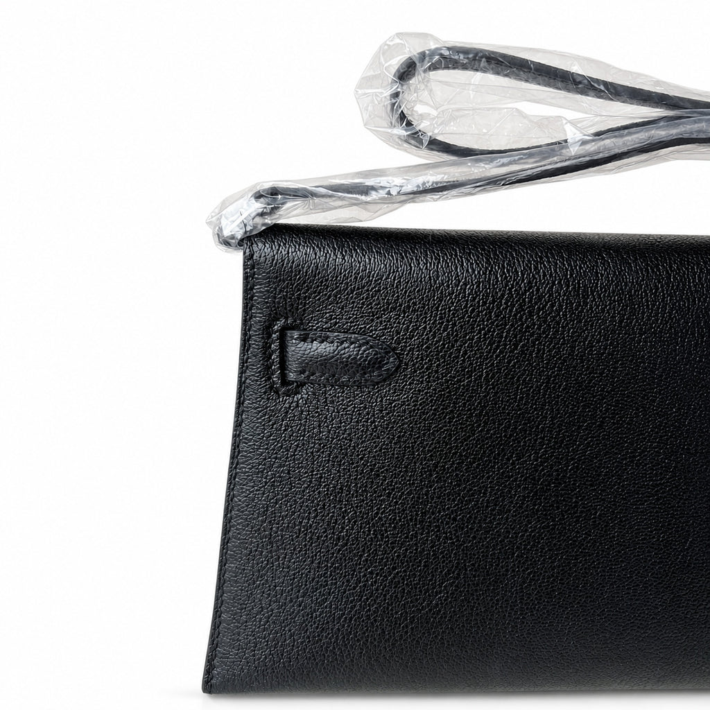Hermès’ new armpit bag is here. A new member has been added to the Kelly family. Just looking at the online picture, I’m so excited. The first look at the real thing feels like an enlarged version of