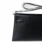 Hermès’ new armpit bag is here. A new member has been added to the Kelly family. Just looking at the online picture, I’m so excited. The first look at the real thing feels like an enlarged version of