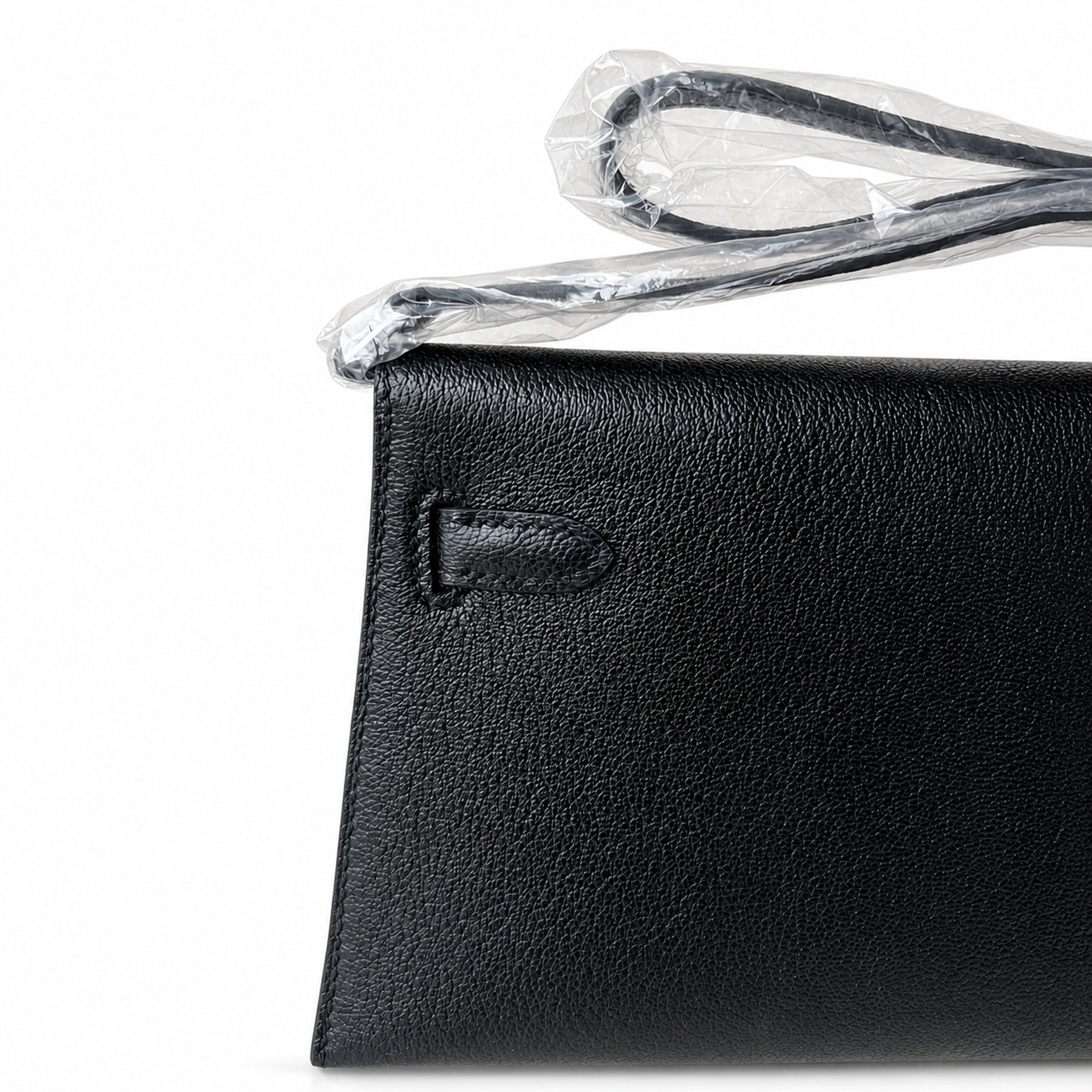 Hermès’ new armpit bag is here. A new member has been added to the Kelly family. Just looking at the online picture, I’m so excited. The first look at the real thing feels like an enlarged version of