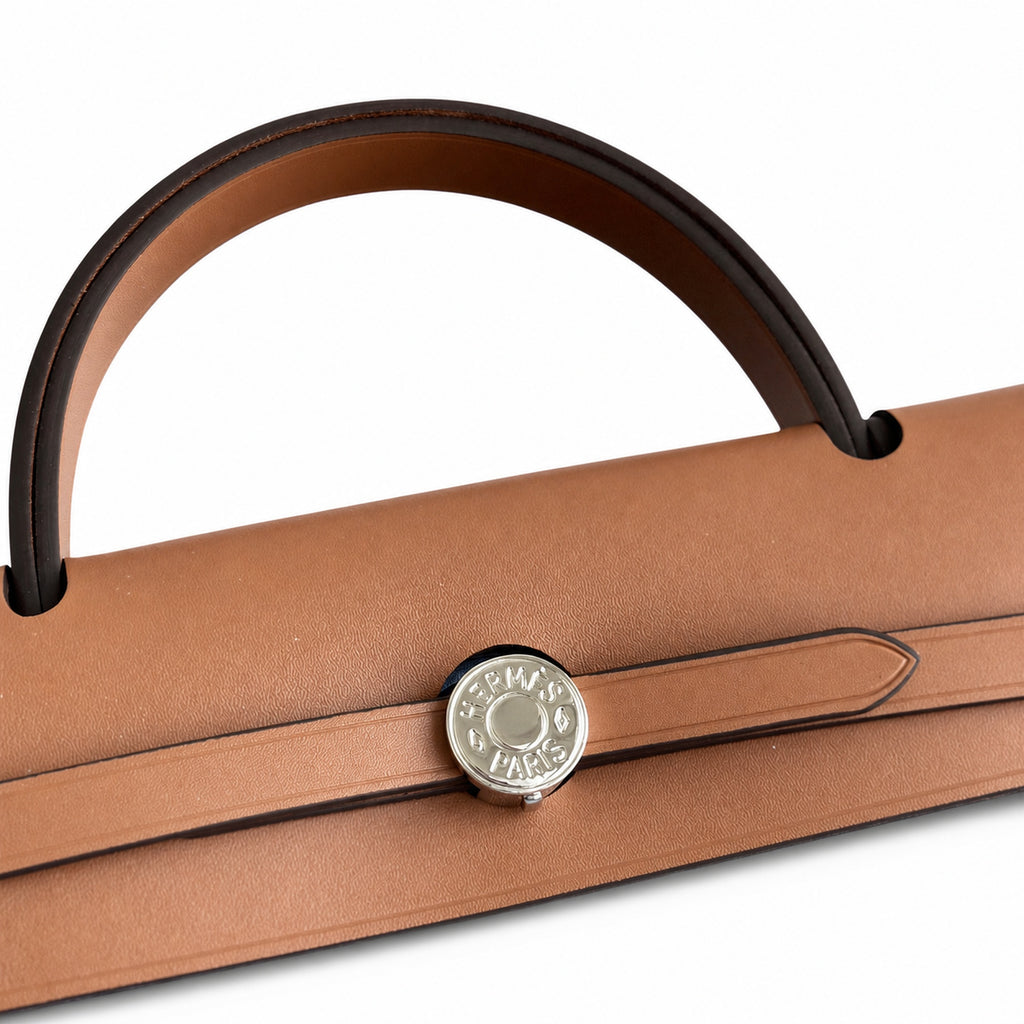 Hermers' popular herbag 31cm is designed to be inspired by saddle bags. The body of the bag is made of canvas, and the outer seams, shoulder straps and handbags are made of leather. The appearance is