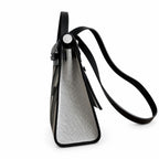 Hermers' popular herbag 31cm is designed to be inspired by saddle bags. The body of the bag is made of canvas, and the outer seams, shoulder straps and handbags are made of leather. The appearance is
