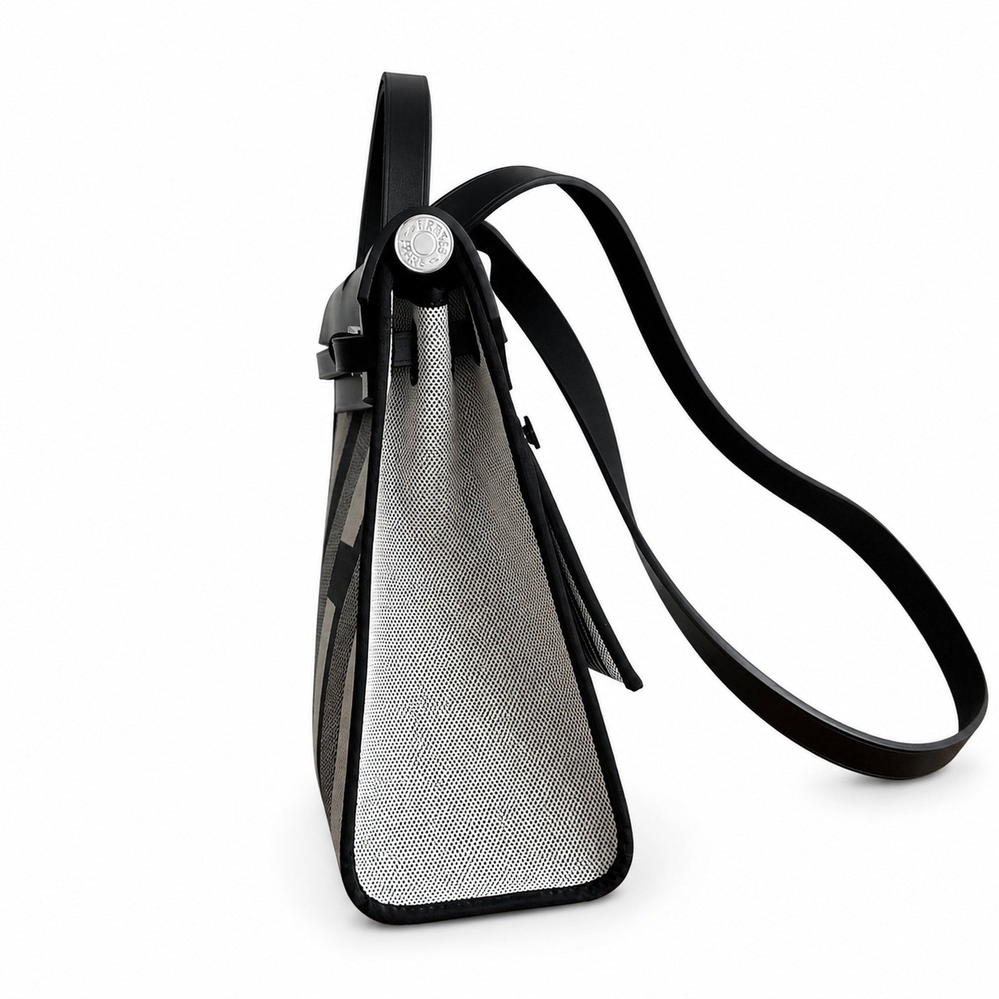 Hermers' popular herbag 31cm is designed to be inspired by saddle bags. The body of the bag is made of canvas, and the outer seams, shoulder straps and handbags are made of leather. The appearance is