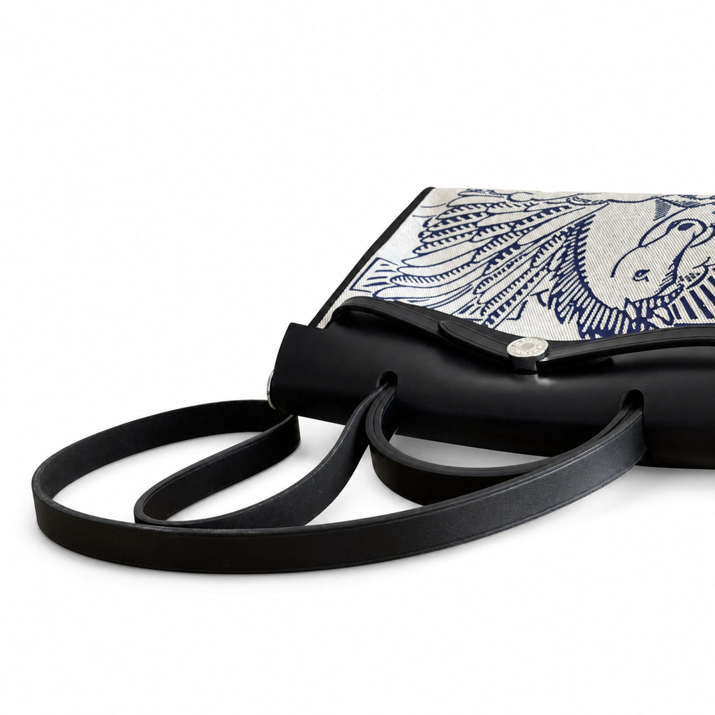 Hermers' popular herbag 31cm is designed to be inspired by saddle bags. The body of the bag is made of canvas, and the outer seams, shoulder straps and handbags are made of leather. The appearance is