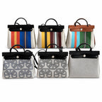 Hermers' popular herbag 31cm is designed to be inspired by saddle bags. The body of the bag is made of canvas, and the inseam, shoulder straps and handle are made of leather. The appearance is very si