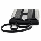 Hermers' popular herbag 31cm is designed to be inspired by saddle bags. The body of the bag is made of canvas, and the inseam, shoulder straps and handle are made of leather. The appearance is very si