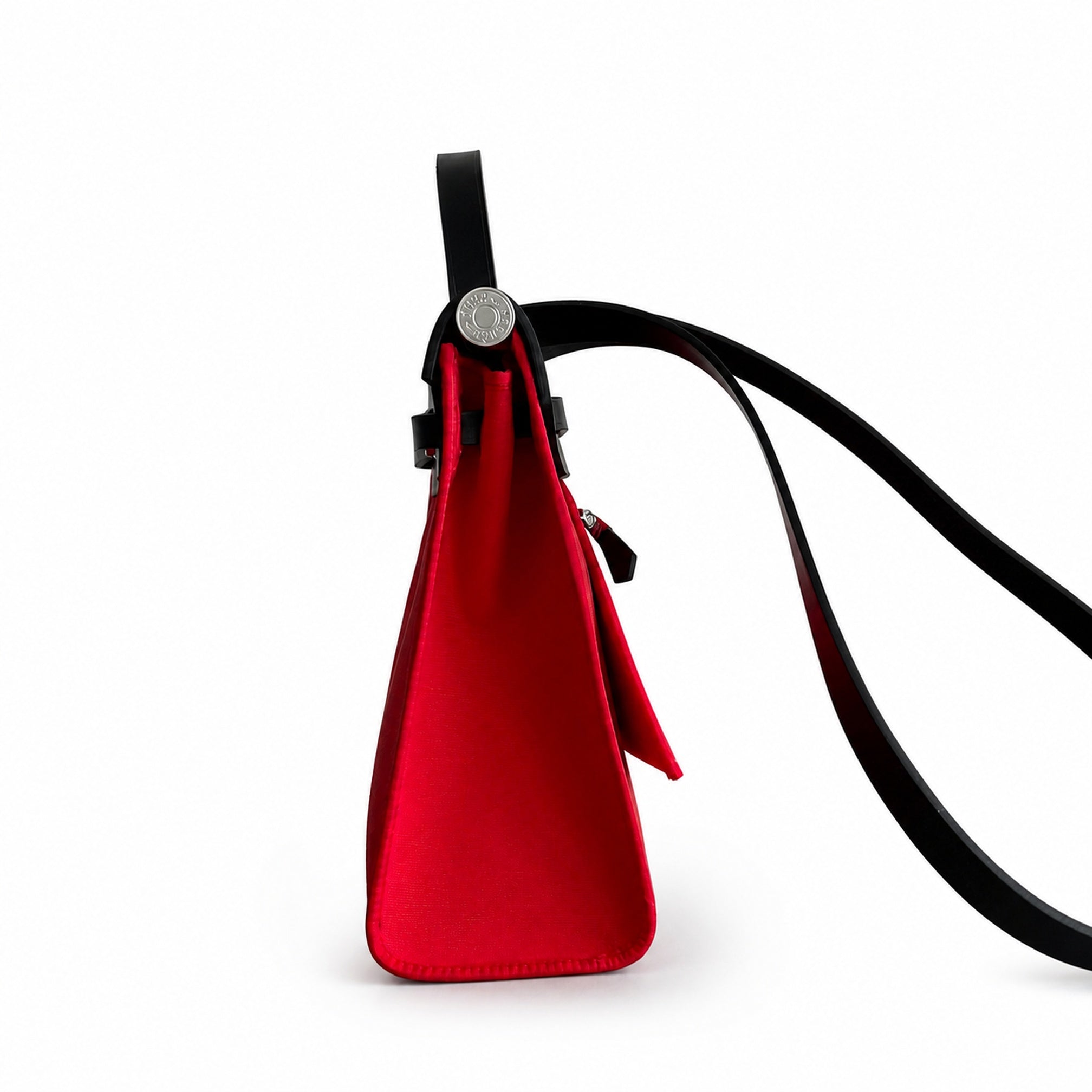 Hermers' popular herbag 31cm is designed to be inspired by saddle bags. The body of the bag is made of canvas, and the outer seams, shoulder straps and handbags are made of leather. The appearance is