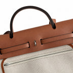 Hermers' popular herbag 31cm is designed to be inspired by saddle bags. The body of the bag is made of canvas, and the inseam, shoulder straps and handle are made of leather. The appearance is very si