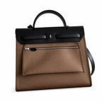 Hermers' popular herbag 31cm is designed to be inspired by saddle bags. The body of the bag is made of canvas, and the outer seams, shoulder straps and handbags are made of leather. The appearance is