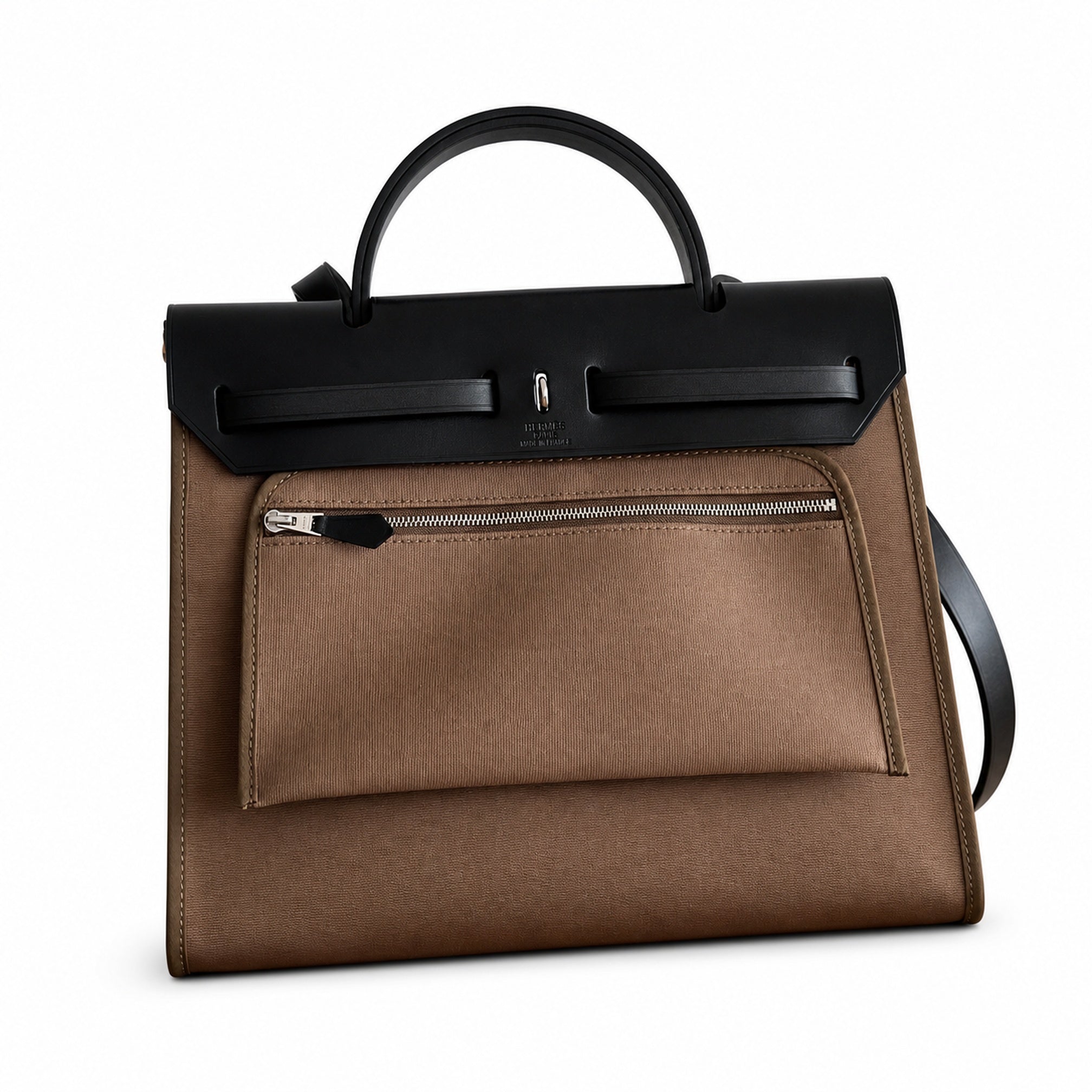 Hermers' popular herbag 31cm is designed to be inspired by saddle bags. The body of the bag is made of canvas, and the outer seams, shoulder straps and handbags are made of leather. The appearance is