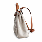 Hermers' popular herbag 31cm is designed to be inspired by saddle bags. The body of the bag is made of canvas, and the inseam, shoulder straps and handle are made of leather. The appearance is very si