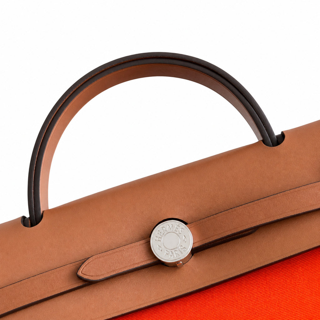 Hermers' popular herbag 31cm is designed to be inspired by saddle bags. The body of the bag is made of canvas, and the outer seams, shoulder straps and handbags are made of leather. The appearance is