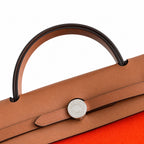 Hermers' popular herbag 31cm is designed to be inspired by saddle bags. The body of the bag is made of canvas, and the outer seams, shoulder straps and handbags are made of leather. The appearance is
