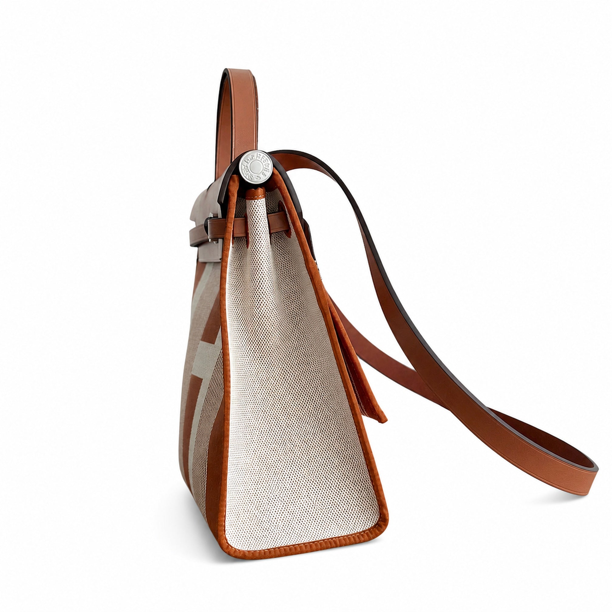 Hermers' popular herbag 31cm is designed to be inspired by saddle bags. The body of the bag is made of canvas, and the outer seams, shoulder straps and handbags are made of leather. The appearance is