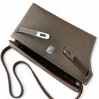 Hermès’ new armpit bag is here. A new member has been added to the Kelly family. Just looking at the online picture, I’m so excited. The first look at the real thing feels like an enlarged version of