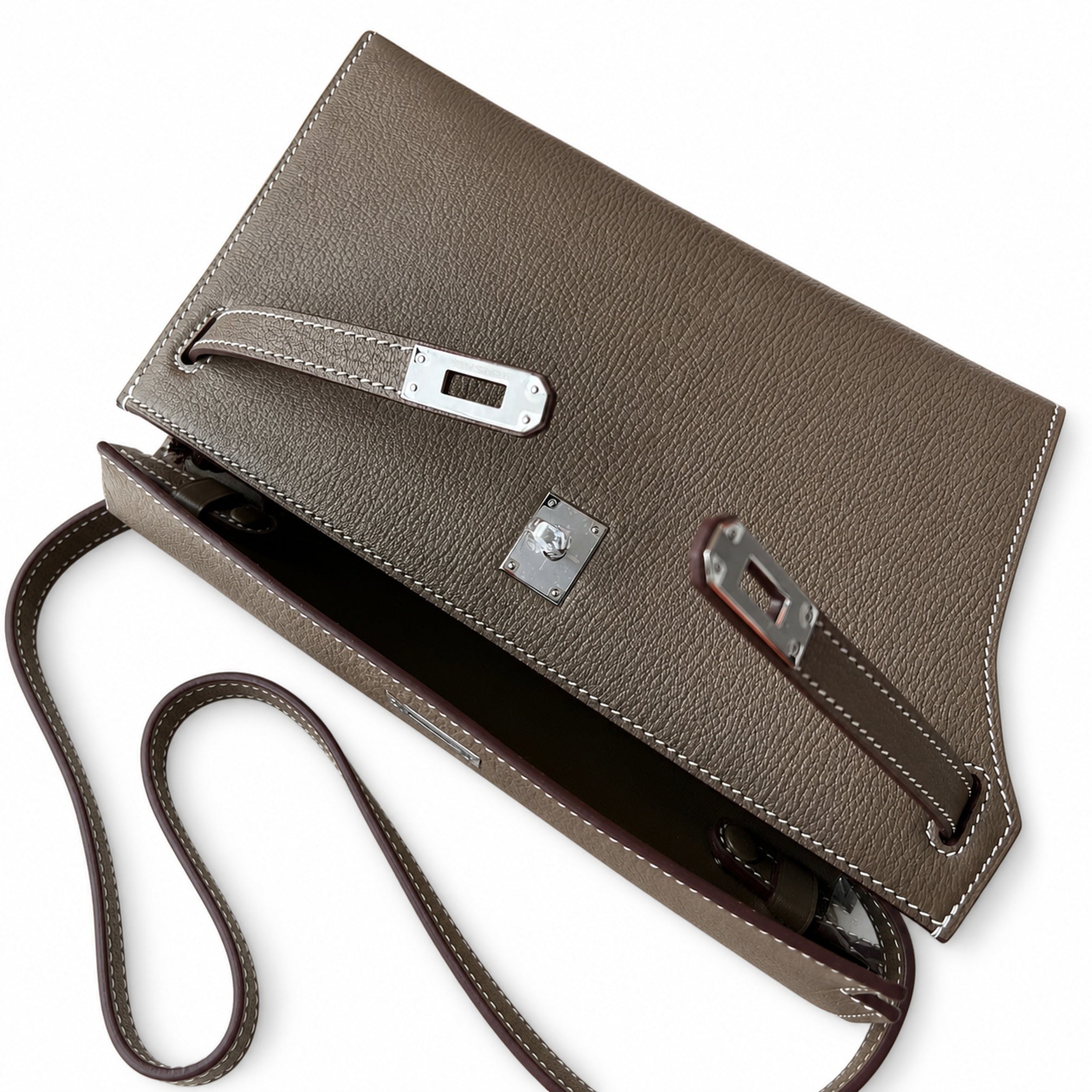 Hermès’ new armpit bag is here. A new member has been added to the Kelly family. Just looking at the online picture, I’m so excited. The first look at the real thing feels like an enlarged version of