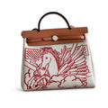 Hermers' popular herbag 31cm is designed to be inspired by saddle bags. The body of the bag is made of canvas, and the inseam, shoulder straps and handle are made of leather. The appearance is very si