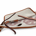 Hermers' popular herbag 31cm is designed to be inspired by saddle bags. The body of the bag is made of canvas, and the inseam, shoulder straps and handle are made of leather. The appearance is very si