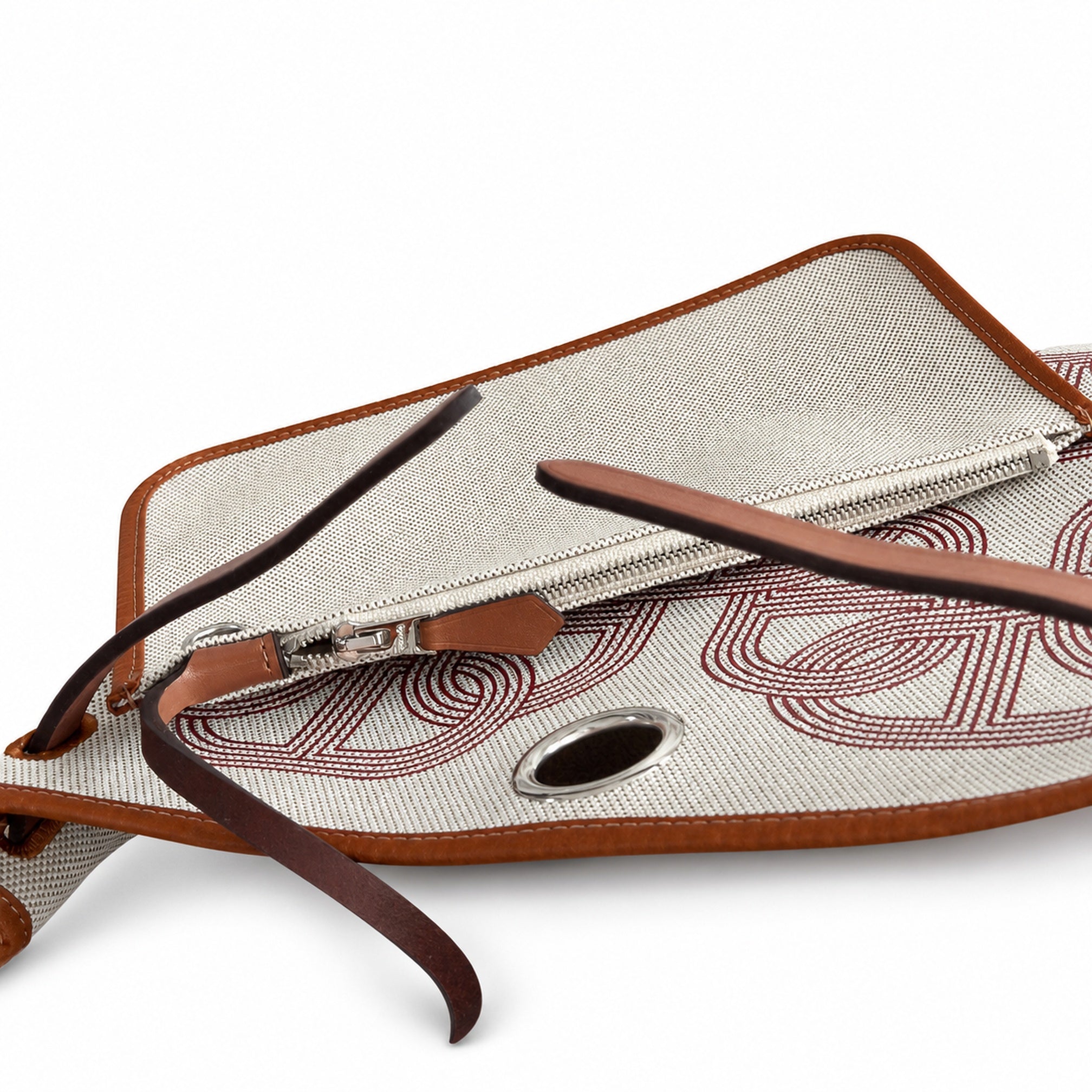 Hermers' popular herbag 31cm is designed to be inspired by saddle bags. The body of the bag is made of canvas, and the inseam, shoulder straps and handle are made of leather. The appearance is very si