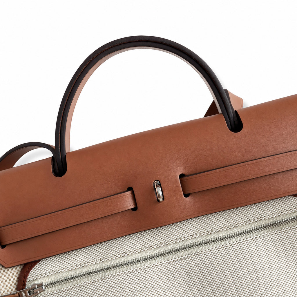 Hermers' popular herbag 31cm is designed to be inspired by saddle bags. The body of the bag is made of canvas, and the inseam, shoulder straps and handle are made of leather. The appearance is very si