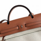 Hermers' popular herbag 31cm is designed to be inspired by saddle bags. The body of the bag is made of canvas, and the inseam, shoulder straps and handle are made of leather. The appearance is very si