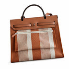 Hermers' popular herbag 31cm is designed to be inspired by saddle bags. The body of the bag is made of canvas, and the outer seams, shoulder straps and handbags are made of leather. The appearance is