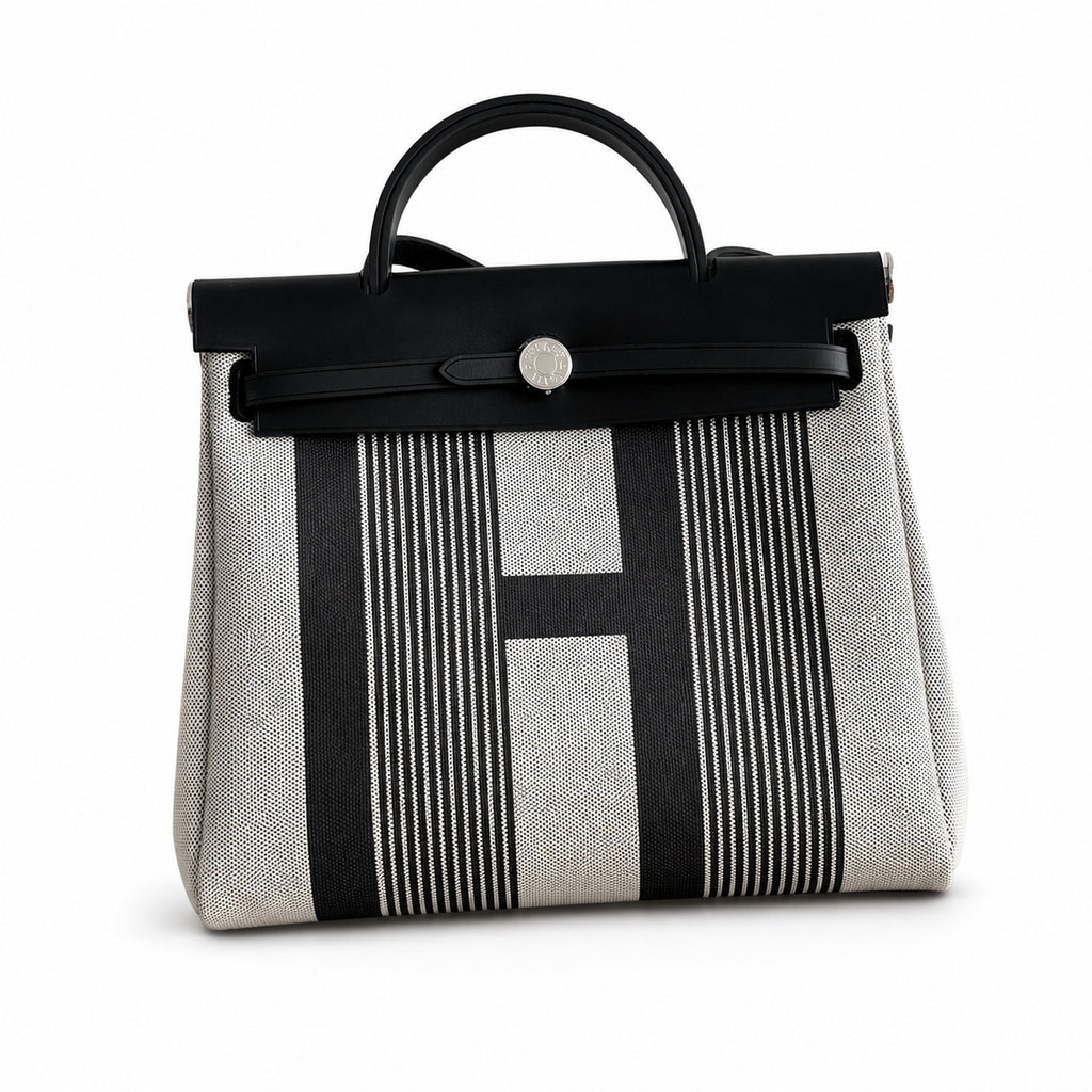 Hermers' popular herbag 31cm is designed to be inspired by saddle bags. The body of the bag is made of canvas, and the inseam, shoulder straps and handle are made of leather. The appearance is very si