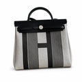 Hermers' popular herbag 31cm is designed to be inspired by saddle bags. The body of the bag is made of canvas, and the inseam, shoulder straps and handle are made of leather. The appearance is very si