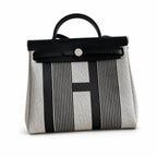 Hermers' popular herbag 31cm is designed to be inspired by saddle bags. The body of the bag is made of canvas, and the inseam, shoulder straps and handle are made of leather. The appearance is very si
