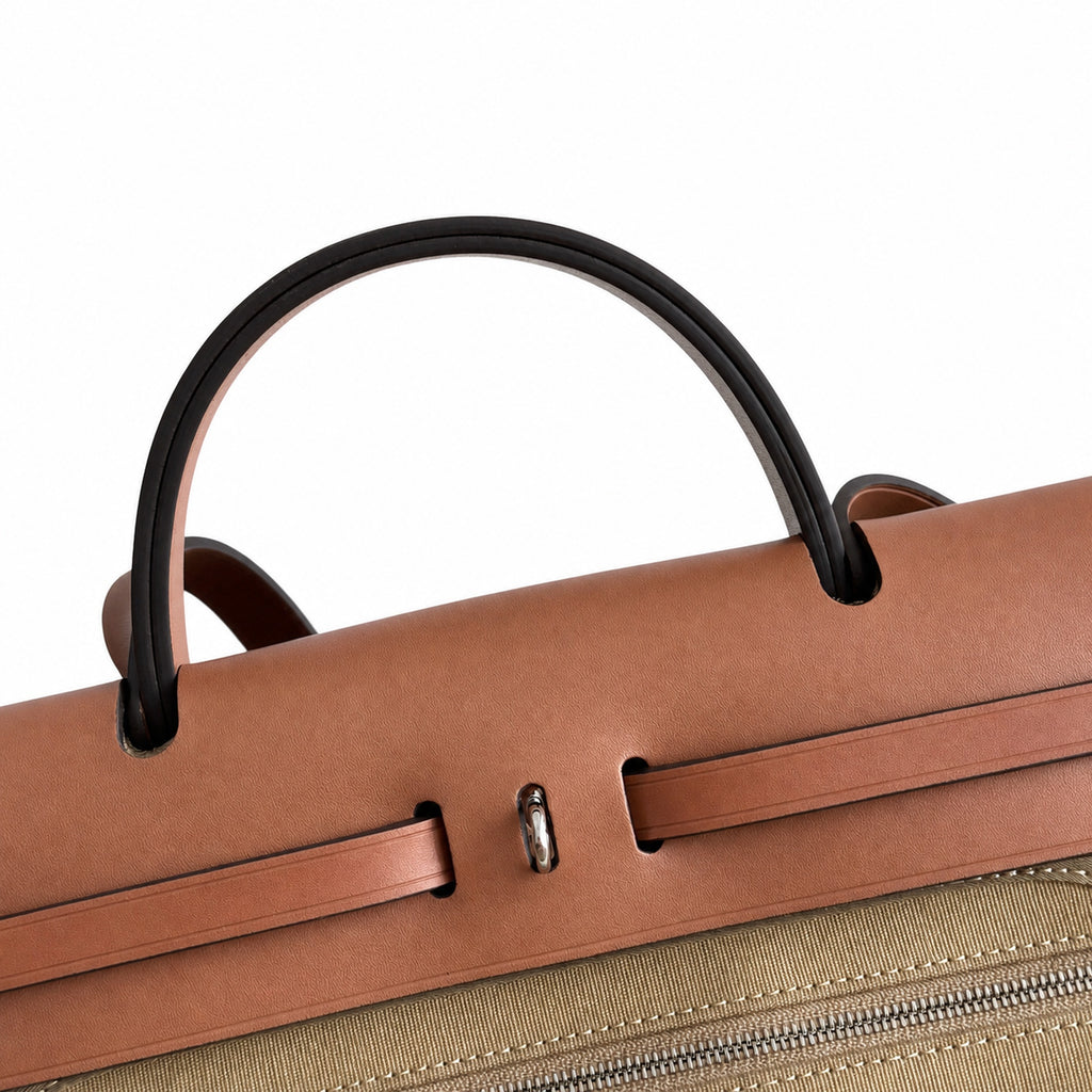 Hermers' popular herbag 31cm is designed to be inspired by saddle bags. The body of the bag is made of canvas, and the outer seams, shoulder straps and handbags are made of leather. The appearance is