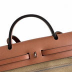 Hermers' popular herbag 31cm is designed to be inspired by saddle bags. The body of the bag is made of canvas, and the outer seams, shoulder straps and handbags are made of leather. The appearance is