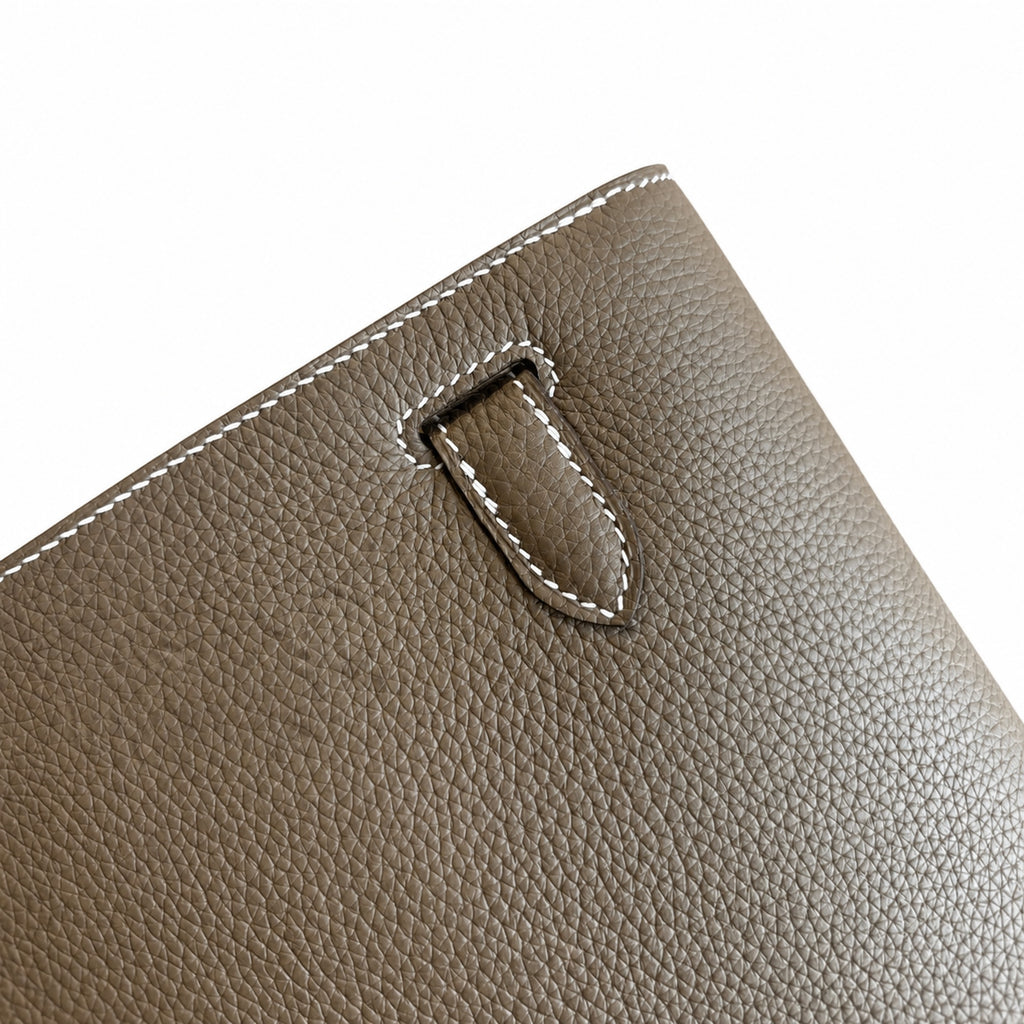 Kelly Depeches 25 clutch, Togo leather (with additional shoulder strap), can be worn cross-body, can be carried by hand or on the wrist, daily needs, seamless switch between business/leisure - central