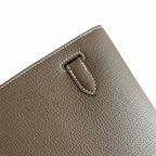 Kelly Depeches 25 clutch, Togo leather (with additional shoulder strap), can be worn cross-body, can be carried by hand or on the wrist, daily needs, seamless switch between business/leisure - central