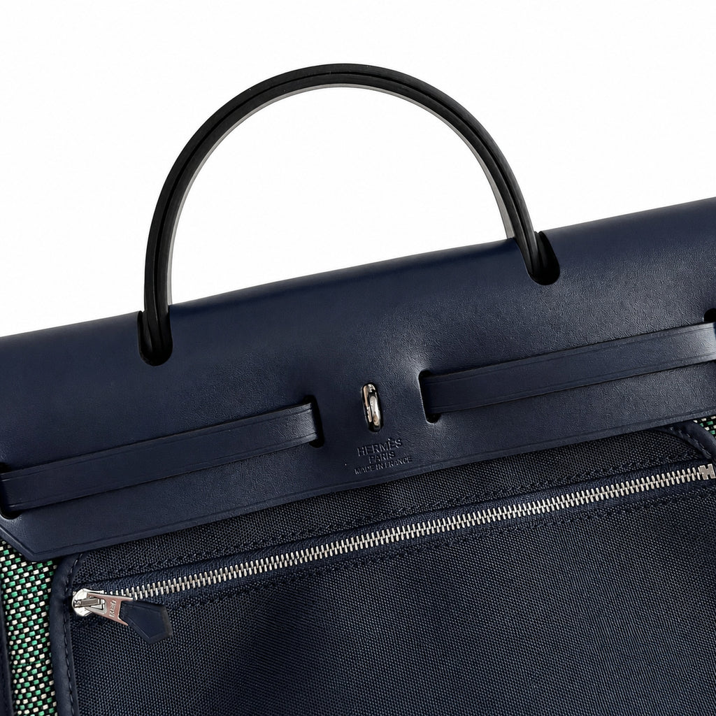 Hermers' popular herbag 31cm is designed to be inspired by saddle bags. The body of the bag is made of canvas, and the inseam, shoulder straps and handle are made of leather. The appearance is very si