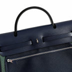 Hermers' popular herbag 31cm is designed to be inspired by saddle bags. The body of the bag is made of canvas, and the inseam, shoulder straps and handle are made of leather. The appearance is very si