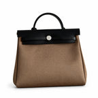 Hermers' popular herbag 31cm is designed to be inspired by saddle bags. The body of the bag is made of canvas, and the inseam, shoulder straps and handle are made of leather. The appearance is very si